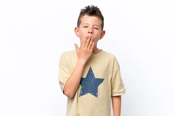 Pequeño Chico Caucásico Aislado Sobre Fondo Blanco Bostezando Cubriendo Boca —  Fotos de Stock