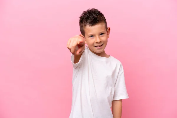 Pequeño Chico Caucásico Aislado Sobre Fondo Rosa Apuntando Frente Con —  Fotos de Stock