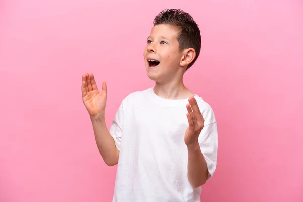 Pequeño Chico Caucásico Aislado Sobre Fondo Rosa Con Expresión Facial —  Fotos de Stock