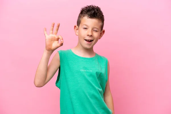 Pequeno Menino Caucasiano Isolado Fundo Rosa Mostrando Sinal Com Dedos — Fotografia de Stock