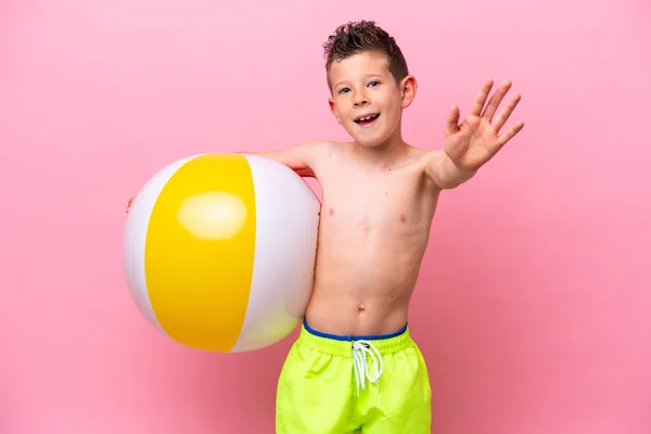 Kleiner Kaukasischer Junge Hält Einen Strandball Isoliert Auf Rosa Hintergrund — Stockfoto