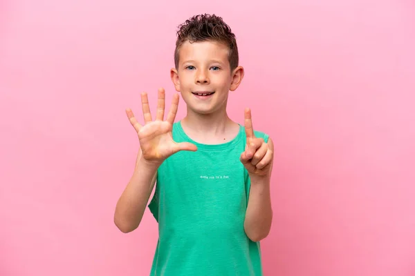 Kleine Blanke Jongen Geïsoleerd Roze Achtergrond Tellen Zes Met Vingers — Stockfoto