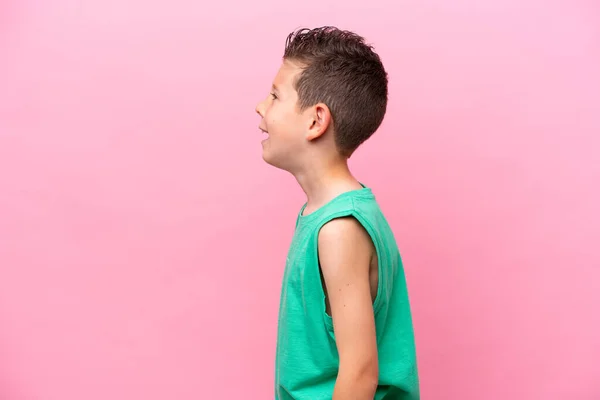 Μικρό Καυκάσιο Αγόρι Απομονωμένο Ροζ Φόντο Γελώντας Στην Πλαϊνή Θέση — Φωτογραφία Αρχείου
