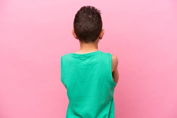Μικρό Καυκάσιο Αγόρι Απομονωμένο Ροζ Φόντο Στην Πίσω Θέση — Φωτογραφία Αρχείου