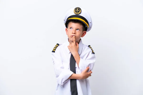 Küçük Pilot Çocuk Beyaz Arka Planda Izole Edilmiş Yukarı Bakarken — Stok fotoğraf