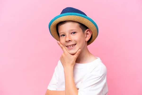 一个戴着一顶粉红色背景隔离帽的高加索小男孩 — 图库照片