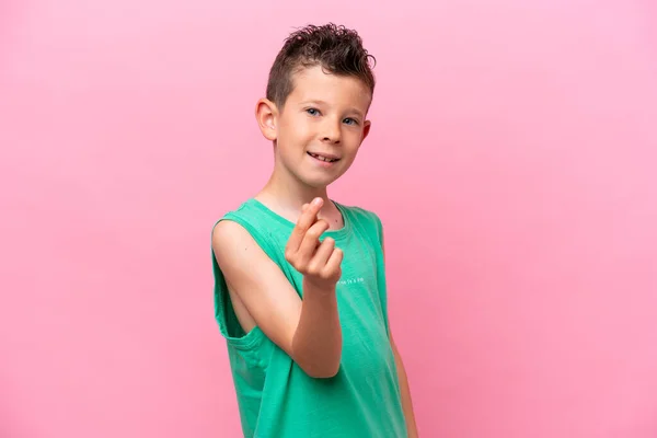 Kleine Blanke Jongen Geïsoleerd Roze Achtergrond Het Maken Van Geld — Stockfoto