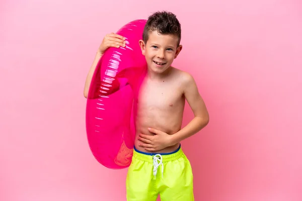 Malý Kavkazský Chlapec Drží Nafukovací Koblihu Izolované Růžovém Pozadí Úsměvem — Stock fotografie