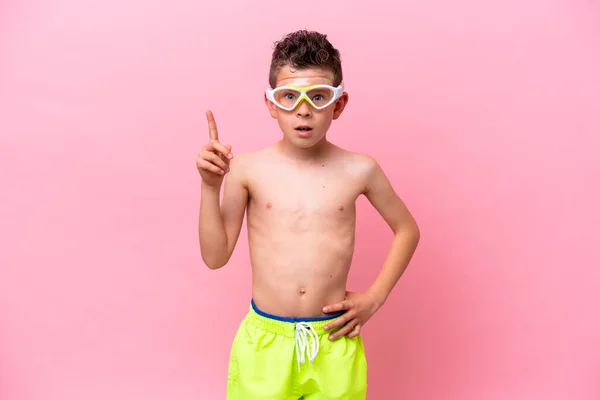 Malý Kavkazský Chlapec Potápěčskými Brýlemi Izolovanými Růžovém Pozadí Přemýšlející Nápadu — Stock fotografie