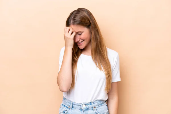 Junge Kaukasierin Isoliert Auf Beigem Hintergrund Und Lacht — Stockfoto