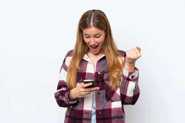 Mujer Joven Caucásica Aislada Sobre Fondo Blanco Sorprendida Enviando Mensaje —  Fotos de Stock