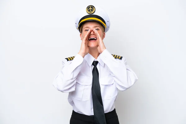 Samolot Biały Pilot Kobieta Izolowana Białym Tle Krzycząc Ogłaszając Coś — Zdjęcie stockowe