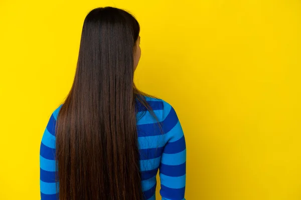 Joven Mujer China Aislada Sobre Fondo Amarillo Posición Trasera Mirando —  Fotos de Stock