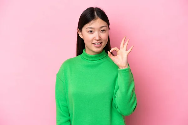 Νεαρή Κινέζα Γυναίκα Απομονωμένη Ροζ Φόντο Δείχνει Σημάδι Δάχτυλα — Φωτογραφία Αρχείου