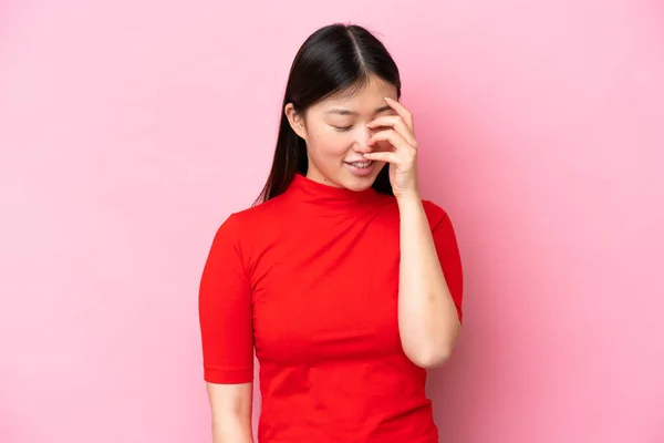 Fiatal Kínai Elszigetelt Rózsaszín Háttér Nevetés — Stock Fotó