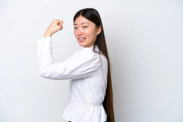 年轻的中国女子在白人背景下孤立无援 做着强有力的姿态 — 图库照片