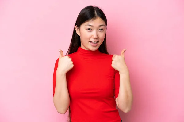 Junge Chinesin Isoliert Auf Rosa Hintergrund Mit Daumen Hoch Geste — Stockfoto