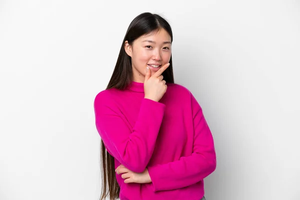 Beyaz Arka Planda Izole Edilmiş Genç Çinli Kadın Mutlu Gülümsüyor — Stok fotoğraf