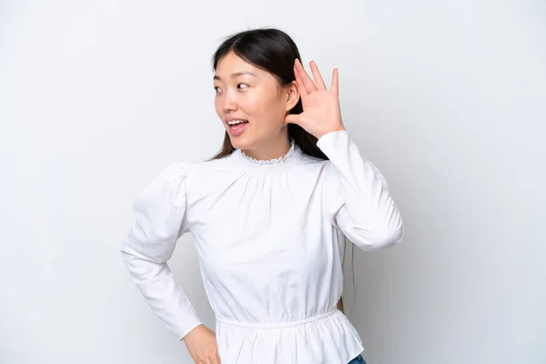 Young Chinese Woman Isolated White Background Listening Something Putting Hand — Stock Fotó