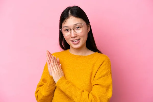 Genç Çinli Bir Kadın Pembe Arka Planda Gözlüklü Alkışlayan — Stok fotoğraf