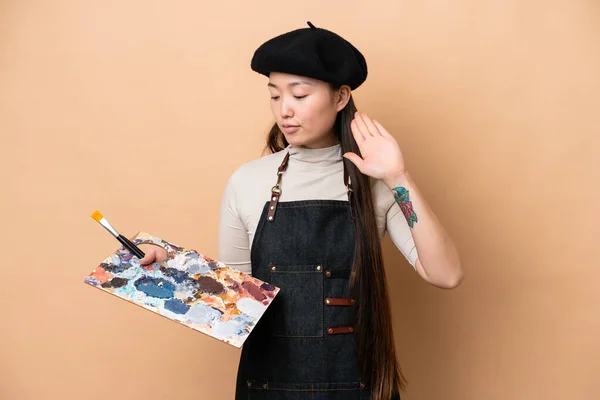 Mladý Čínský Malíř Žena Izolované Béžové Pozadí Dělat Stop Gesto — Stock fotografie
