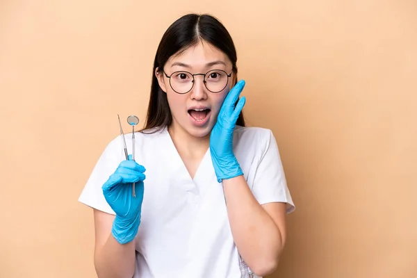 Zahnärztin Chinesische Frau Hält Werkzeuge Isoliert Auf Beigem Hintergrund Mit — Stockfoto