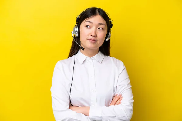 Telemarketer Mujer China Trabajando Con Auricular Aislado Sobre Fondo Amarillo —  Fotos de Stock