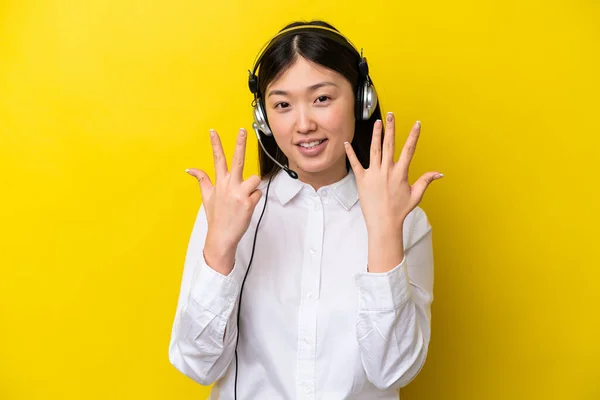 Telemarketer Κινεζική Γυναίκα Που Εργάζονται Ένα Ακουστικό Που Απομονώνονται Κίτρινο — Φωτογραφία Αρχείου