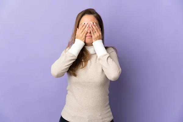 Medioevo Donna Brasiliana Isolata Sfondo Viola Che Copre Gli Occhi — Foto Stock