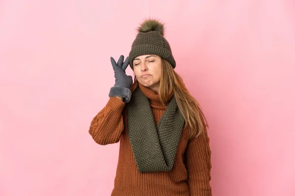 Женщина Средних Лет Зимней Шляпе Розовом Фоне Головной Болью — стоковое фото