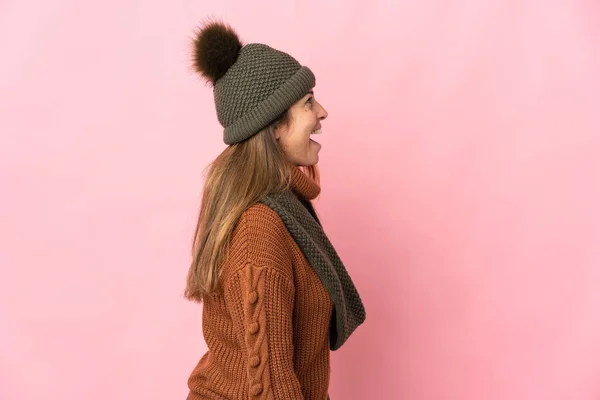 Middle Age Woman Winter Hat Isolated Pink Background Laughing Lateral — Stock Photo, Image