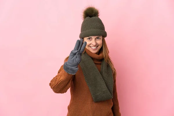 Donna Mezza Età Con Cappello Invernale Isolato Sfondo Rosa Felice — Foto Stock
