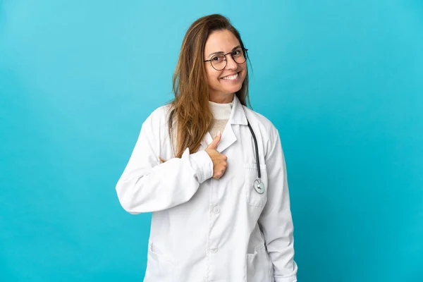 Brasilianische Ärztin Mittleren Alters Isoliert Auf Blauem Hintergrund Mit Einer — Stockfoto