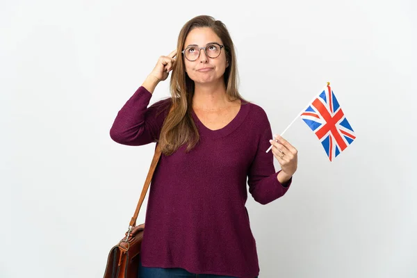 Бразильская Женщина Средних Лет Держащая Флаг Великобритании Белом Фоне Сомневается — стоковое фото