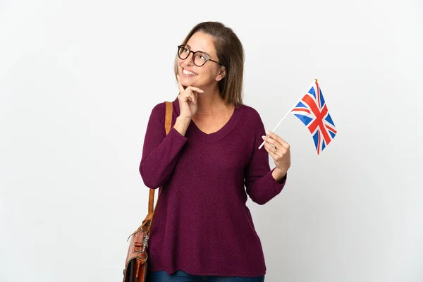 Бразильская Женщина Средних Лет Держащая Флаг Великобритании Белом Фоне Думает — стоковое фото