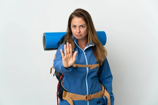 Mulher Montanhista Meia Idade Com Uma Grande Mochila Sobre Fundo — Fotografia de Stock