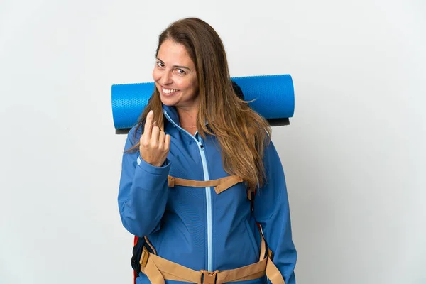 Mujer Montañista Mediana Edad Con Una Gran Mochila Sobre Fondo —  Fotos de Stock