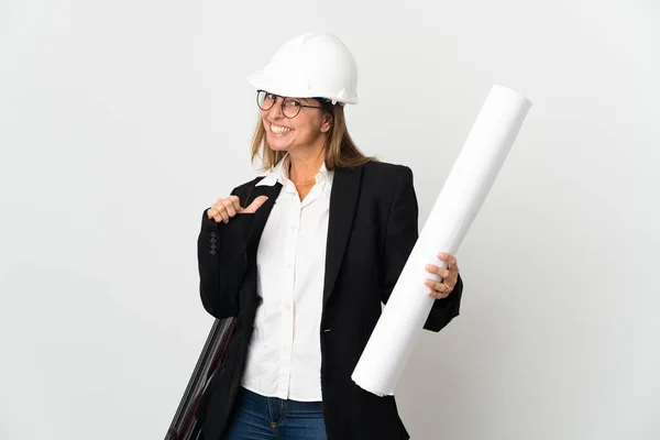 中年妇女建筑师 头戴安全帽 带着设计图 带着孤独的背景 自豪而又满足 — 图库照片