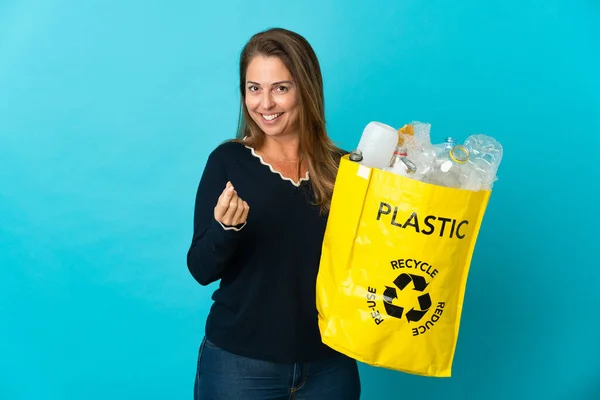 Medelålders Brasilianska Kvinna Som Håller Påse Full Plastflaskor För Att — Stockfoto
