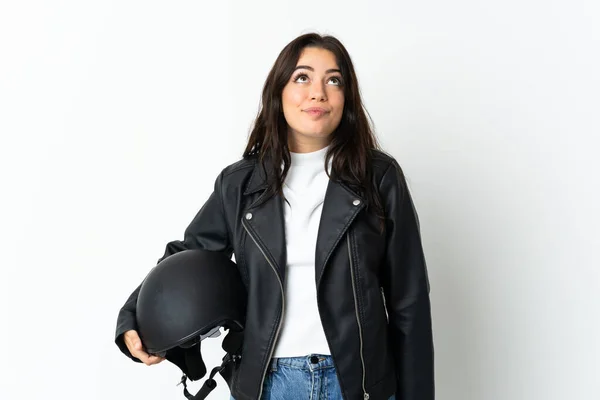 白い背景に隔離されたオートバイのヘルメットを持っている女性と検索アップ — ストック写真