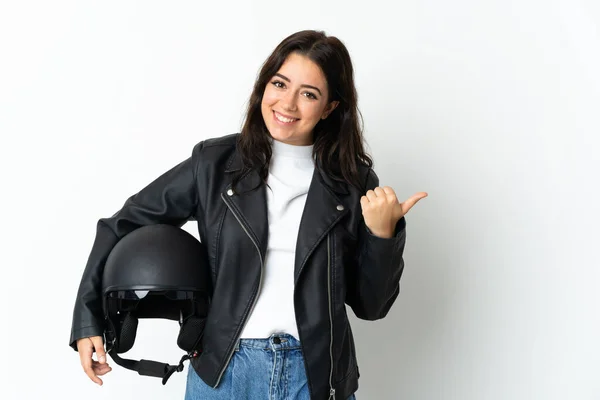白い背景に隔離されたバイク用ヘルメットを持っている女性が製品を提示するために側面を指して — ストック写真