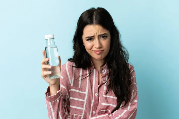 Jovem Com Uma Água Isolada Fundo Azul Com Expressão Triste — Fotografia de Stock