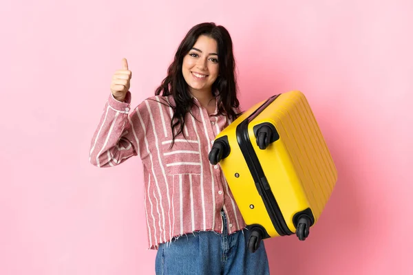 Giovane Donna Caucasica Isolata Sfondo Rosa Vacanza Con Valigia Viaggio — Foto Stock