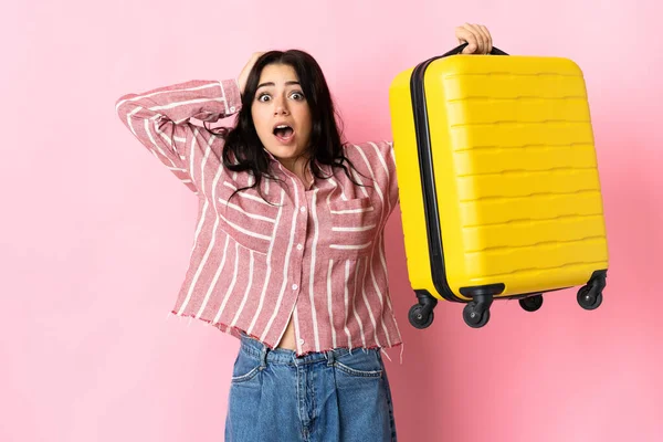 Mulher Caucasiana Jovem Isolado Fundo Rosa Férias Com Mala Viagem — Fotografia de Stock