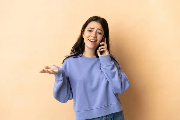 Молодая Белая Женщина Изолированном Фоне Ведет Разговор Кем Мобильному Телефону — стоковое фото