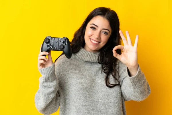 Mulher Jogando Com Controlador Videogame Isolado Fundo Amarelo Mostrando Sinal — Fotografia de Stock