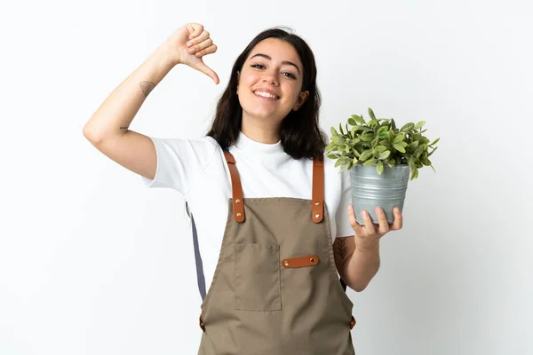 Mujer Joven Caucásica Sosteniendo Una Planta Aislada Sobre Fondo Blanco — Foto de Stock