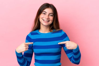 Genç beyaz kadın pembe arka planda soyutlanmış gururlu ve kendini beğenmiş.