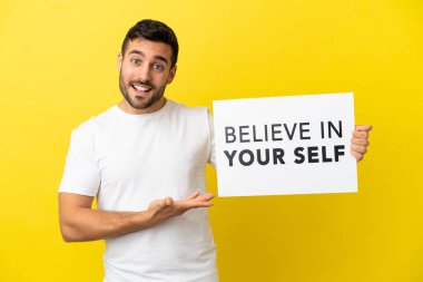 Sarı arka planda izole edilmiş yakışıklı beyaz bir adam üzerinde 