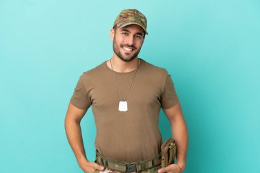 Mavi arka planda izole edilmiş künyeli ordu kahkahaları